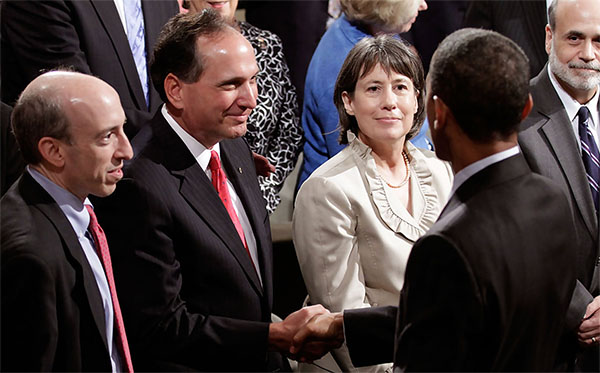 Image of Comptroller John C. Dugan congratulating President Barack Obama.